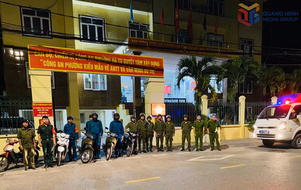 Công an phường Hà Tu phối hợp với Ban CHQS phường tuần tra ban đêm.