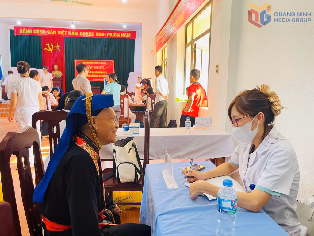 Bà Triệu Thị Năm, thôn Nà Làng, xã Ba Chẽ được tư vấn sức khỏe miễn phí.