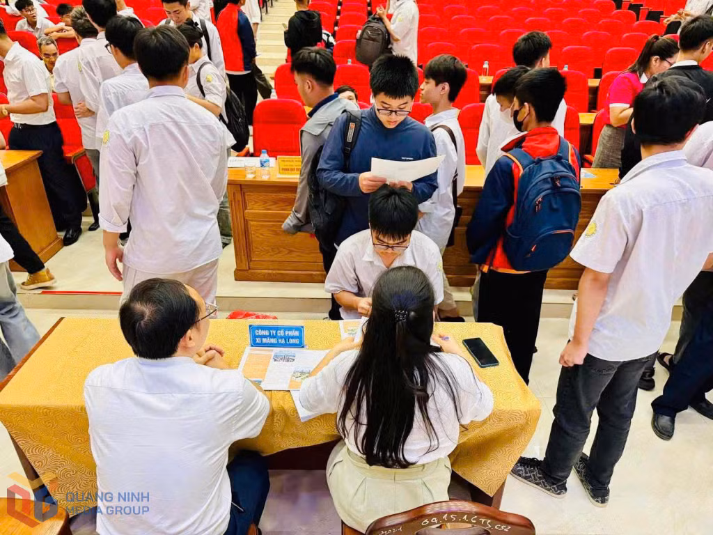 Ngày hội việc làm 2026 tại Trường Cao đẳng Việt - Hàn Quảng Ninh thu hút hơn 1000 sinh viên tham gia.