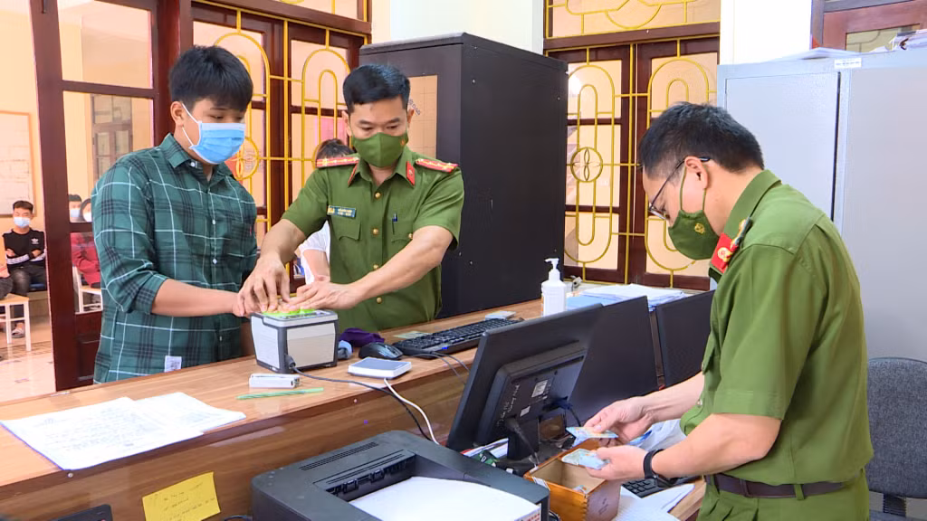 Công an huyện Đầm Hà cấp mã số định danh cá nhân cho công dân nhân 