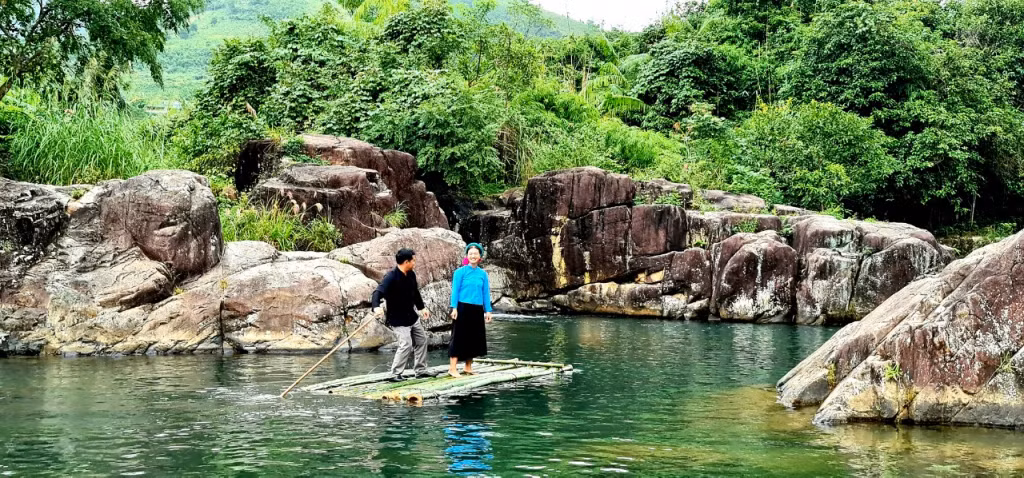 Trải nghiệm thác nước xã Đại Dực là một sản phẩm du lịch mới của huyện Tiên Yên.