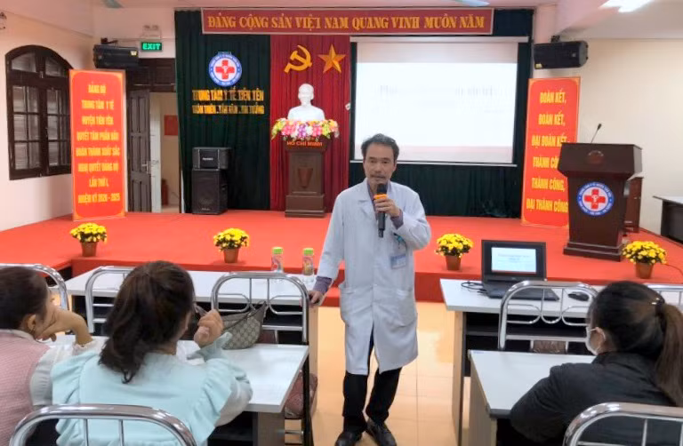 Lãnh đạo Khoa Hồi sức - Tích cực - Chống độc, Trung tâm Y tế huyện Tiên Yên phổ biến các kiến thức phục vụ công tác tiêm chủng cho trẻ 5-11 tuổi cho đội ngũ cán bộ, nhân viên y tế làm công tác tiêm chủng trên địa bàn huyện.