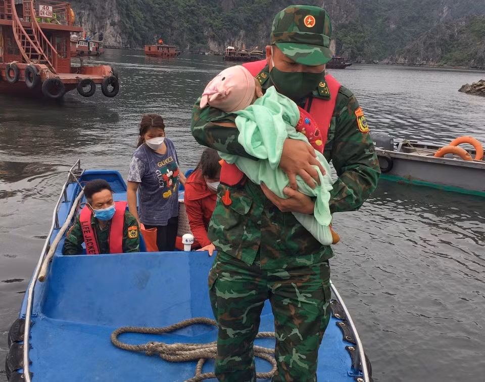 Cháu bé 1 tuổi đã được phát hiện, đưa vào bờ cấp cứu.