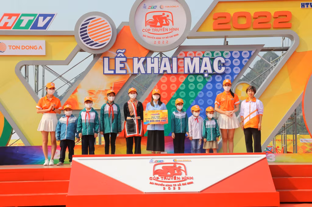 Ban Tổ chức Giải tặng 30 triệu đồng cho các em học sinh có hoàn cảnh khó khăn trên địa bàn thành phố Hạ Long.