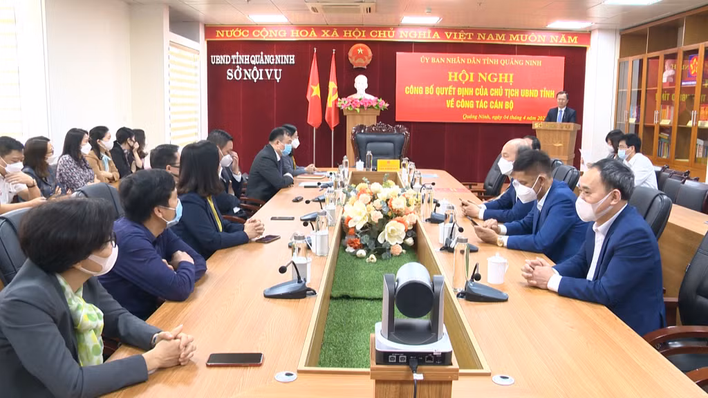 Thay mặt lãnh đạo Tỉnh ủy, HĐND, UBND tỉnh, đồng chí Phó Chủ tịch Thường trực UBND tỉnh Cao Tường Huy giao nhiệm vụ cho tân Giám đốc Sở Nội vụ.