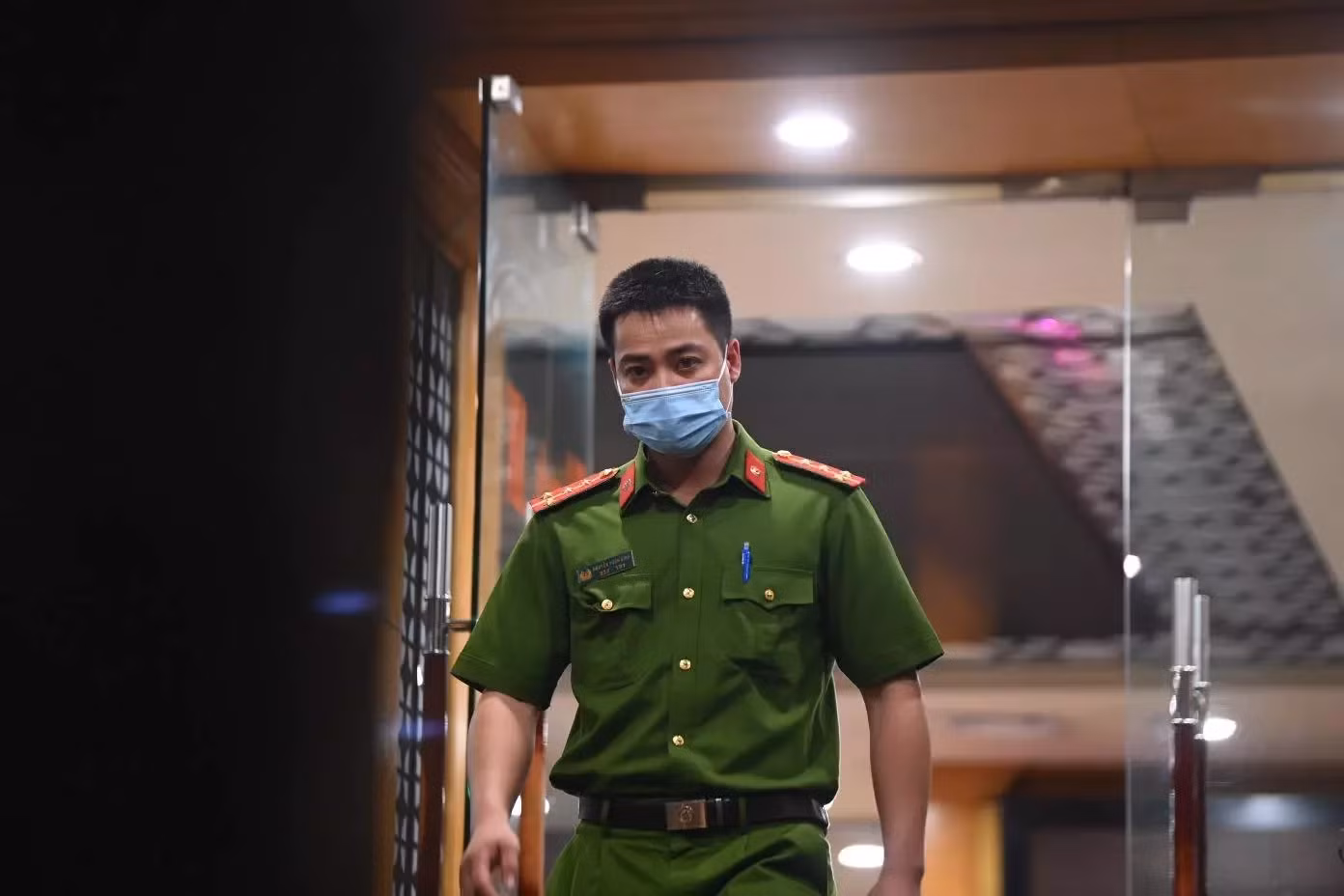 Cơ quan công an thực hiện việc khám xét tại trụ sở Công ty Cổ phần Tiến bộ quốc tế AIC. Ảnh: Phạm Hải