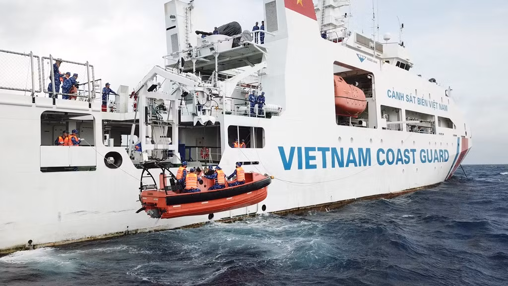 Tàu Cảnh sát biển Việt Nam 8004 hạ xuồng phục vụ công tác luyện tập cứu hộ cứu nạn.