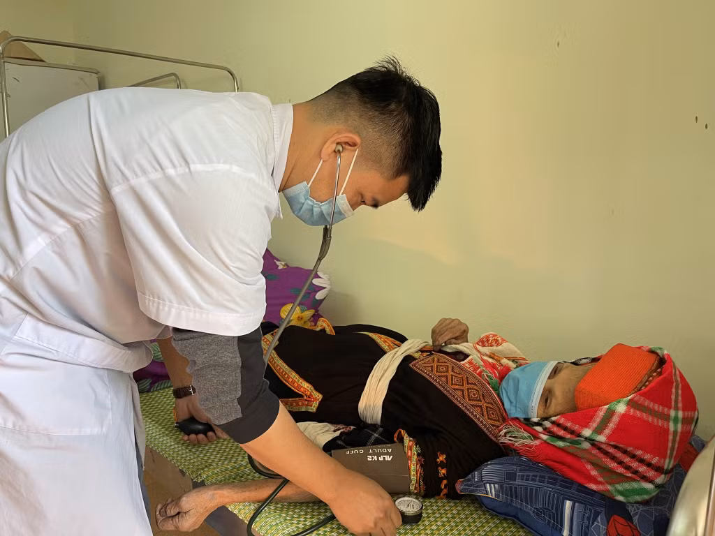 Bác sĩ kiểm tra sức khoẻ cho người dân xã Thanh Lâm (huyện Ba Chẽ) sau khi tiêm vắc-xin phòng Covid-19.