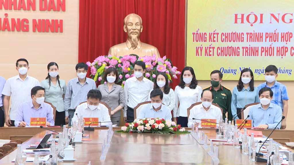 Ban Cán sự Đảng UBND tỉnh và các Ban Xây dựng Đảng Tỉnh ủy ký kết chương trình phối hợp công tác năm 2022.