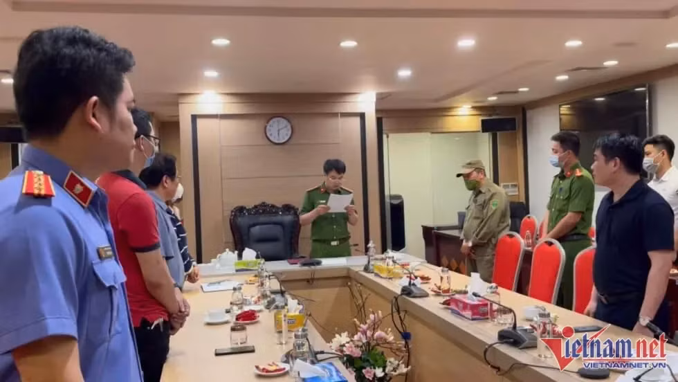 Cơ quan CSĐT và VKS đọc lệnh khám xét tại trụ sở AIC