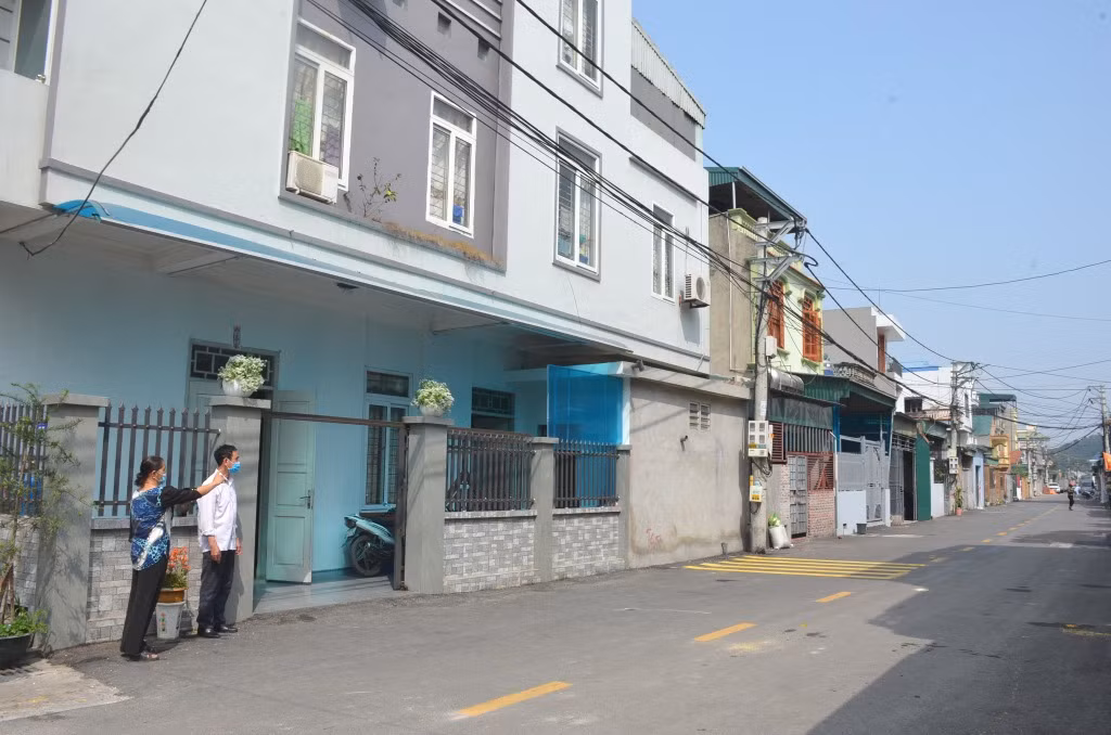 Vị trí bà Lê Thị Như, Chi hội trưởng Chi hội Phụ nữ khu 5, đang đứng là đất của gia đình đã hiến để mở rộng đường.