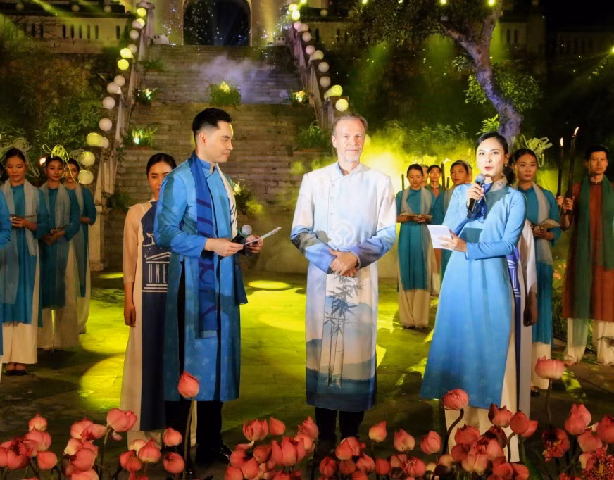 Ông Christian Manhart, Trưởng Đại diện UNESCO tại Việt Nam, chia sẻ những cảm nhận về áo dài Việt Nam và Di tích, danh thắng Yên Tử của Quảng Ninh.