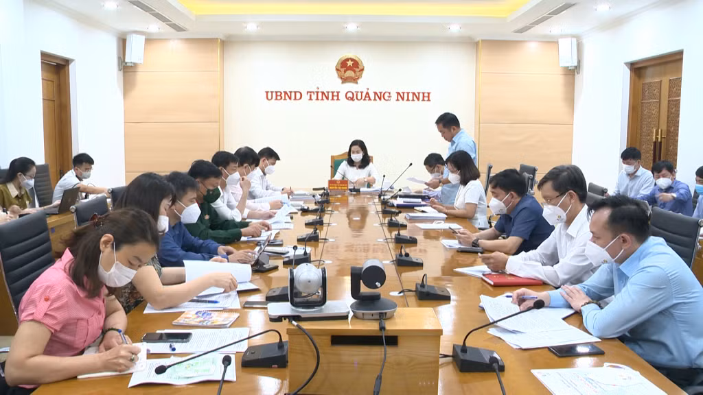 Lãnh đạo Sở Văn hóa - Thể thao báo cáo công tác chuẩn bị tổ chức SEA Games 31 tại Quảng Ninh.