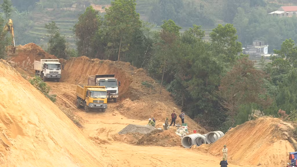 Tuyến đường nối từ trung tâm xã Đại Dực sang xã Đại Thành cũ, huyện Tiên Yên, đang được khẩn trương thi công.