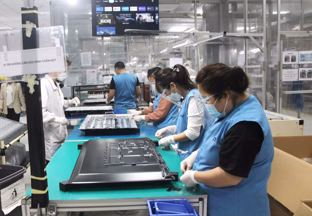 Công nhân làm việc tại nhà máy của Tập đoàn Foxconn (KCN Đông Mai, TX Quảng Yên). Ảnh: Thu Chung