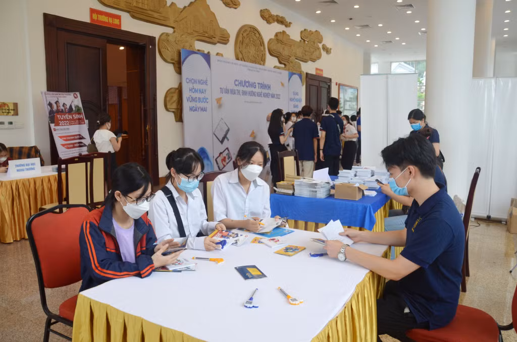Học sinh tìm hiểu thông tin về Trường Quốc tế, Đại học Quốc gia Hà Nội.