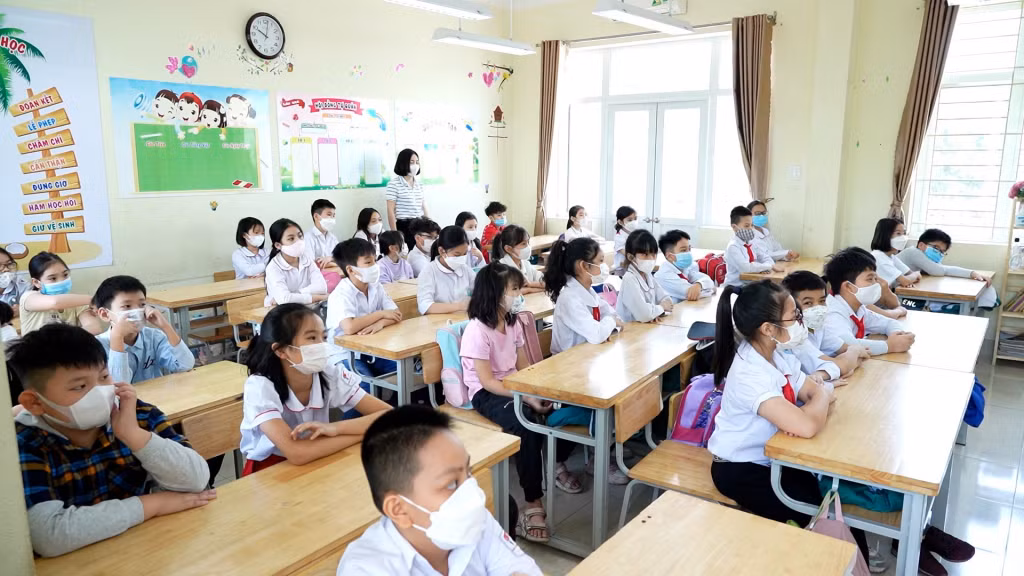 90% học sinh trường Tiểu học Quang Trung, TP Hạ Long quay trở lại trường học trực tiếp, số học sinh còn lại là F0, F1 tiếp tục học trực tuyến tại nhà.