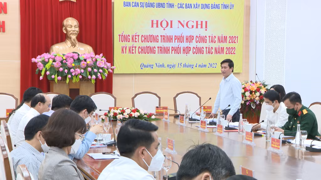 Đồng chí Nguyễn Tường Văn, Phó Bí thư Tỉnh ủy, Bí thư Ban Cán sự Đảng, Chủ tịch UBND tỉnh phát biểu tại hội nghị.