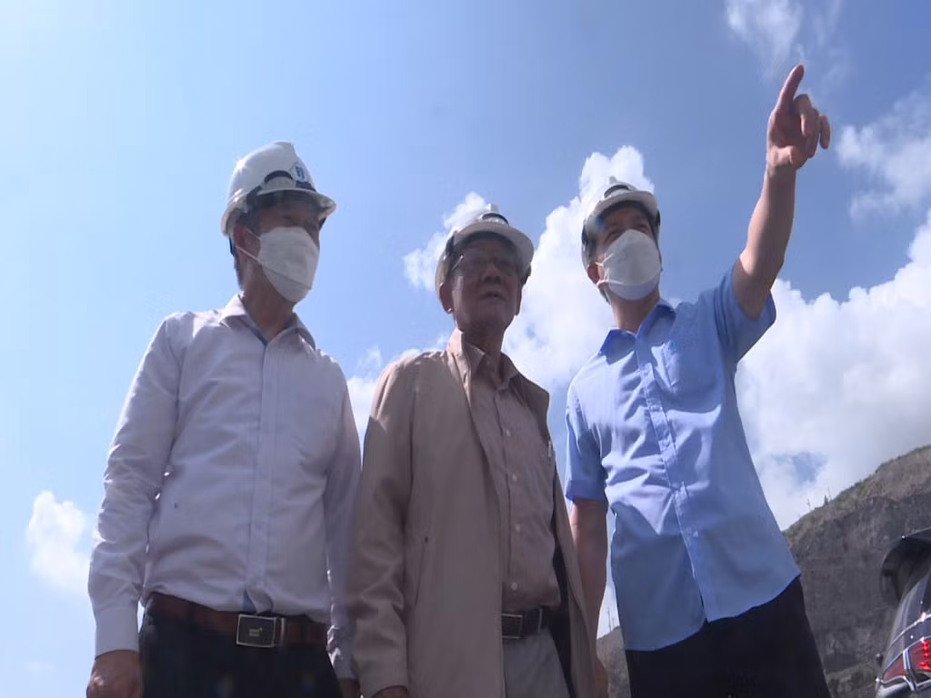 Ông Hoàng Tuấn Dương cùng các đồng nghiệp trẻ thăm lại khai trường mỏ Hà Tu.