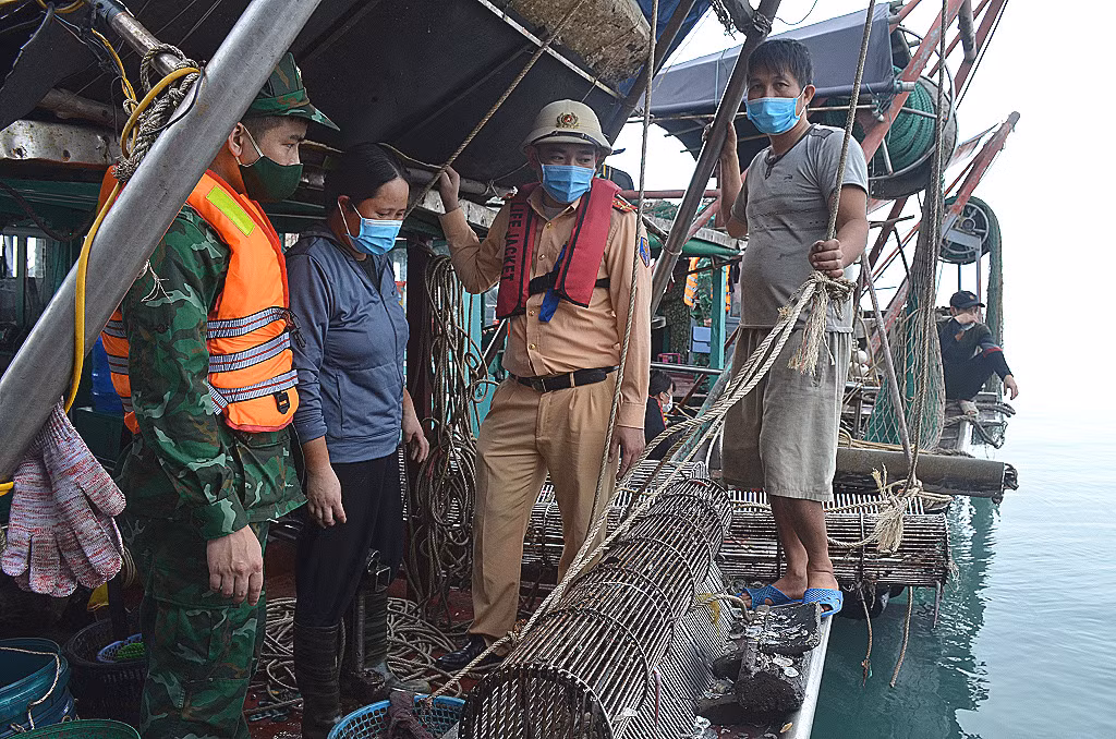 Lực lượng chức năng tuần tra, xử lý và tuyên truyền cho ngư dân về các hành vi vi phạm về khai thác thủy sản trên vùng biển của tỉnh