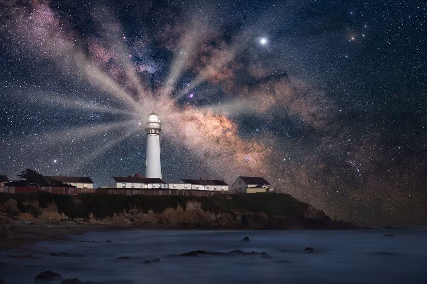 Trên hình là Pigeon Point (47 m), ngọn hải đăng cao nhất ở bờ biển phía tây nước Mỹ. Nằm giữa Santa Cruz và San Francisco, ngọn đèn biển đã chỉ dẫn cho tàu thuyền tín hiện vào bờ biển California từ năm 1872. Mùa xuân này Mazjac đi một chuyến roadtrip từ Utah đến Arizona để chụp dải ngân hà bên những phong cảnh tự nhiên của đá và núi các vùng này. Mùa hè tới, anh lên đường đến khu vực Canadian Rockies ở Canada.