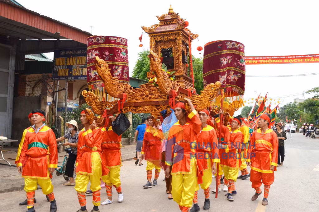 Rước kiệu rồng (4-2019). Ảnh: Phạm Học