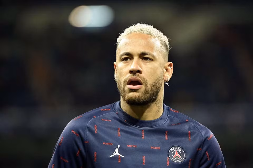 Neymar có mối quan hệ không tốt với cổ động viên PSG thời gian qua. Ảnh: Reuters.