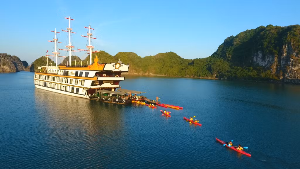 Các tàu du lịch trên Vịnh Hạ Long sẵn sàng đón khách trở lại.