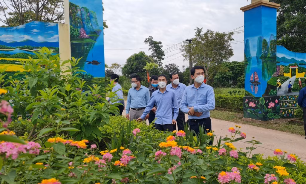 Phó Chủ tịch UBND tỉnh Phạm Văn Thành thăm tuyến đường kiểu mẫu thôn Sán Xế Đông, xã Đông Ngũ, huyện Tiên Yên.