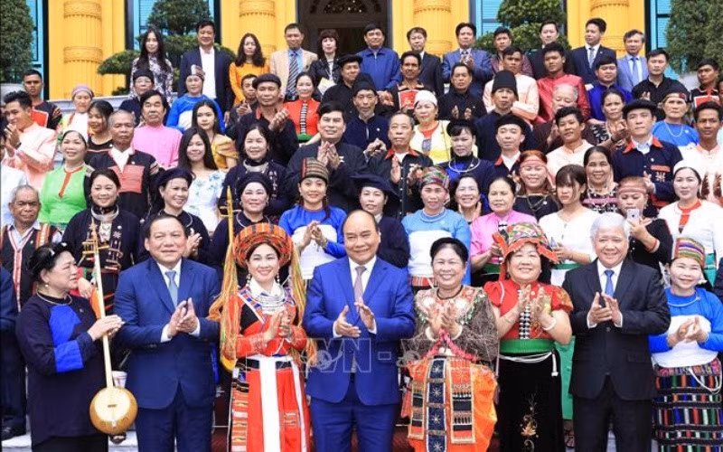 Chủ tịch nước Nguyễn Xuân Phúc gặp mặt Đoàn đại biểu già làng, trưởng bản, nghệ nhân người dân tộc thiểu số tiêu biểu. (Ảnh: TTXVN)