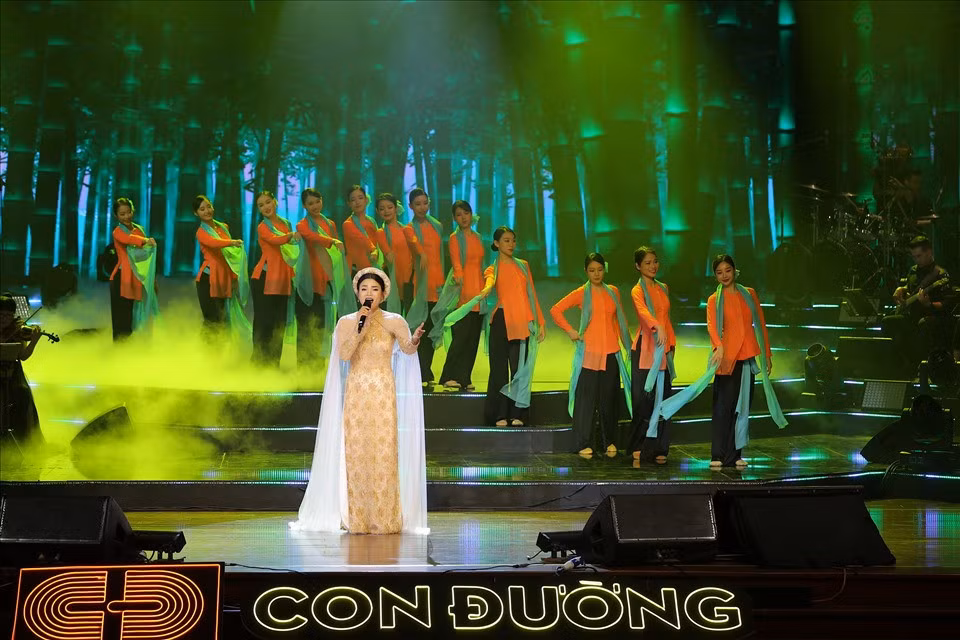 Thanh Lam khen sáng tác của Phạm Phương Thảo rất hay, rất Việt Nam. Ảnh: Hoà Nguyễn Team