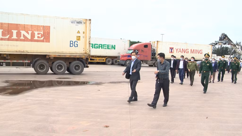 Đồng chí Bùi Văn Khắng, Phó Chủ tịch UBND tỉnh kiểm tra tại khu vực cửa khẩu Móng Cái.