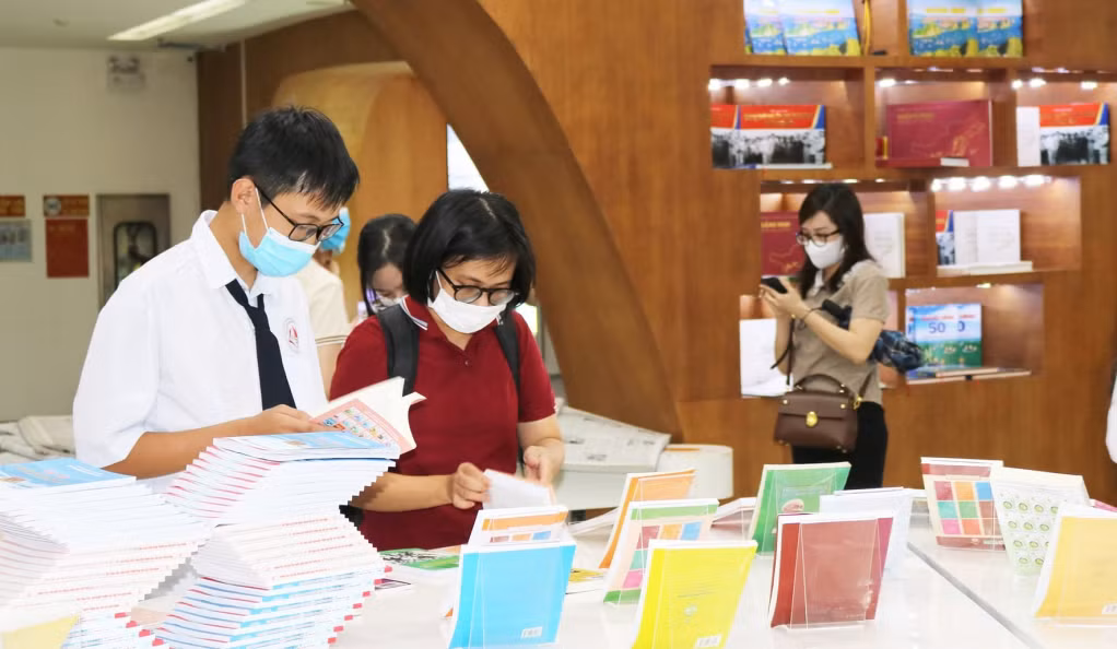 Bạn đọc tìm kiếm tài liệu tại Thư viện tỉnh.