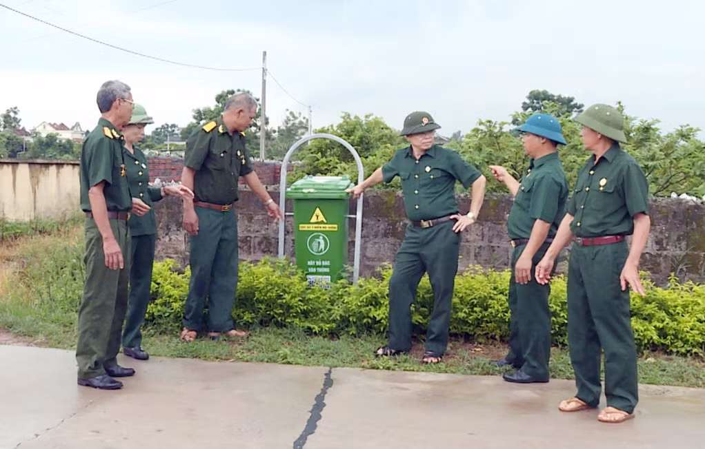 Các CCB xã Việt Dân (TX Đông Triều) tích cực giữ gìn môi trường nông thôn xanh, sạch, đẹp.