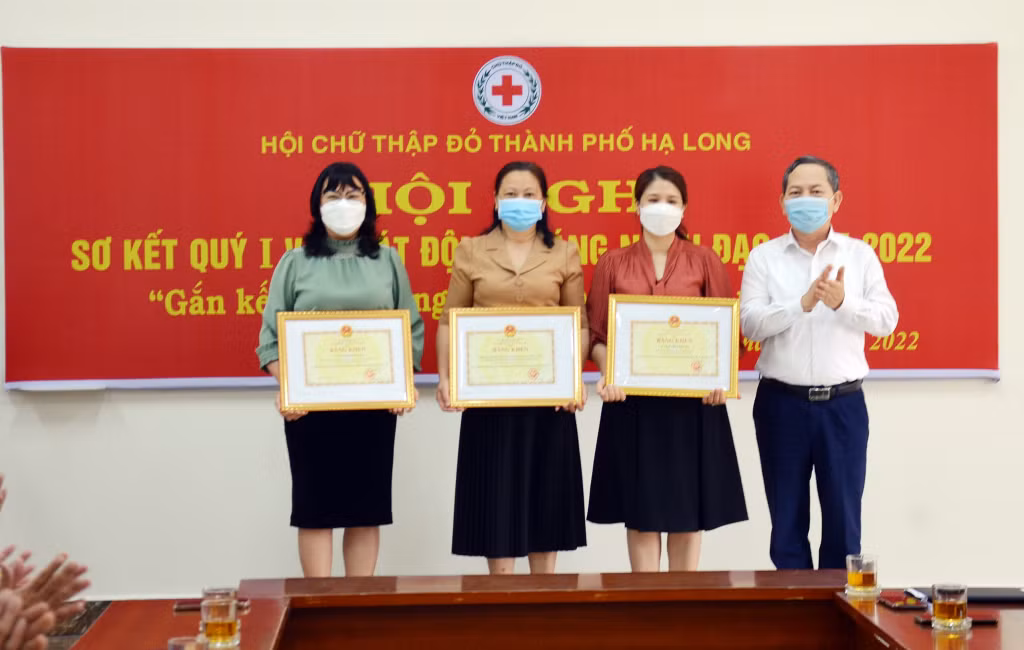 Thừa ủy quyền của Bộ Giáo dục và Đào tạo, ông Vũ Hồng Hải, Chủ tịch Hội CTĐ tỉnh trao tặng Bằng khen của Bộ Giáo dục và Đào tạo cho 1 tập thể và 2 cá nhân thuộc đơn vị trường học trên địa bàn TP Hạ Long có đã có thành tích xuất sắc trong công tác thanh thiếu niên CTĐ trường học giai đoạn 2016-2021. 