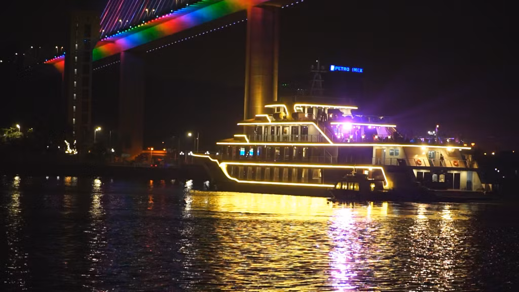 Du thuyền nhà hàng Sea Octopus là sản phẩm du lịch mới của Hạ Long ra mắt tháng 2/2022.