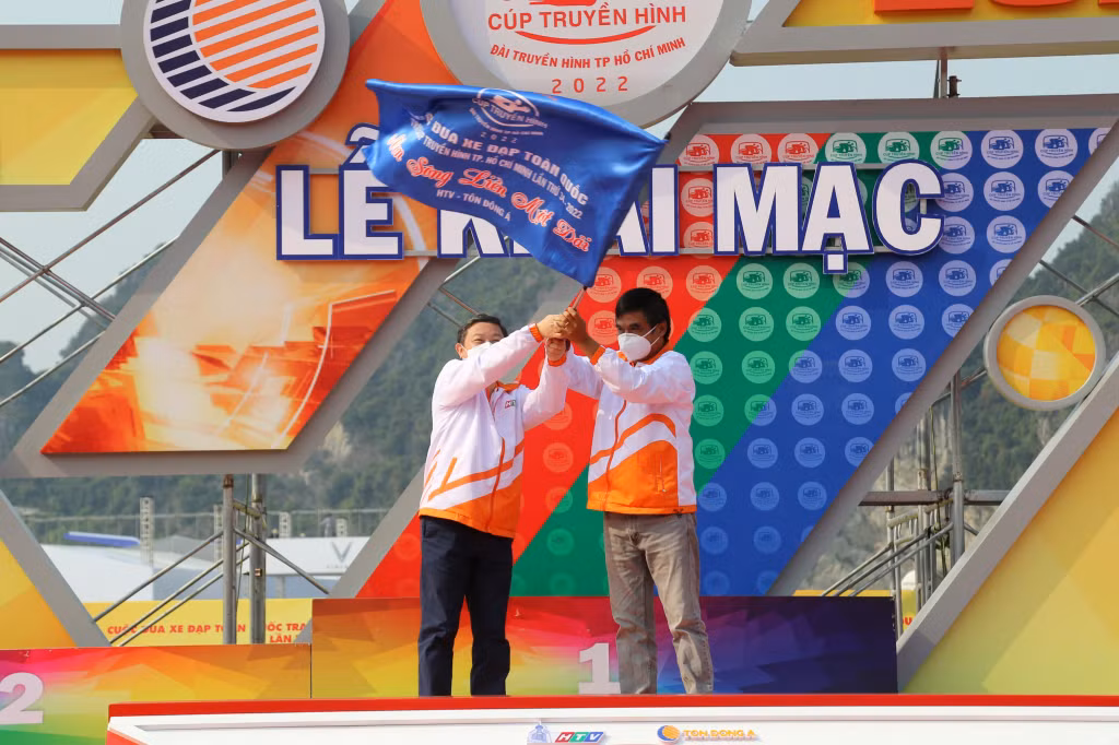 Thành viên Ban Chỉ đạo và Ban Tổ chức phất cờ điều hành chính thức khai mạc Giải Đua xe đạp toàn quốc Cúp Truyền hình Thành phố Hồ Chí Minh năm 2022 “Non sông liền một dải - Niềm tin chiến thắng”.