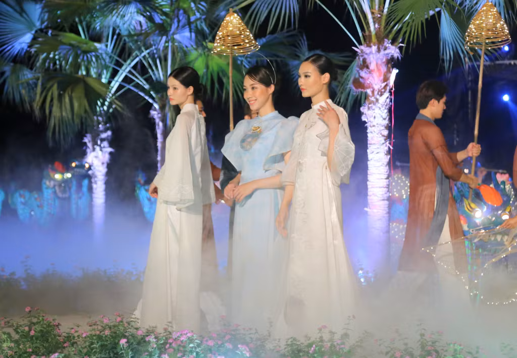 Mây trắng, trời xanh của chốn phù vân Yên Tử được nhà thiết kế đưa lên tà áo dài cách tân một cách đầy nghệ thuật.
