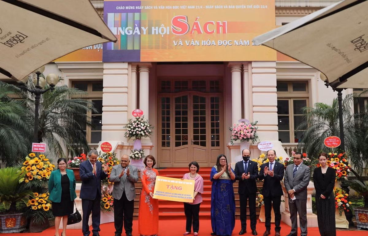 Đại sứ quán các nước nói tiếng Tây Ban Nha trao tặng sách cho Thư viện Quốc gia Việt Nam trong lễ khai mạc Ngày hội Sách và Văn hóa đọc năm 2022. (Ảnh: Thanh Tùng/TTXVN)