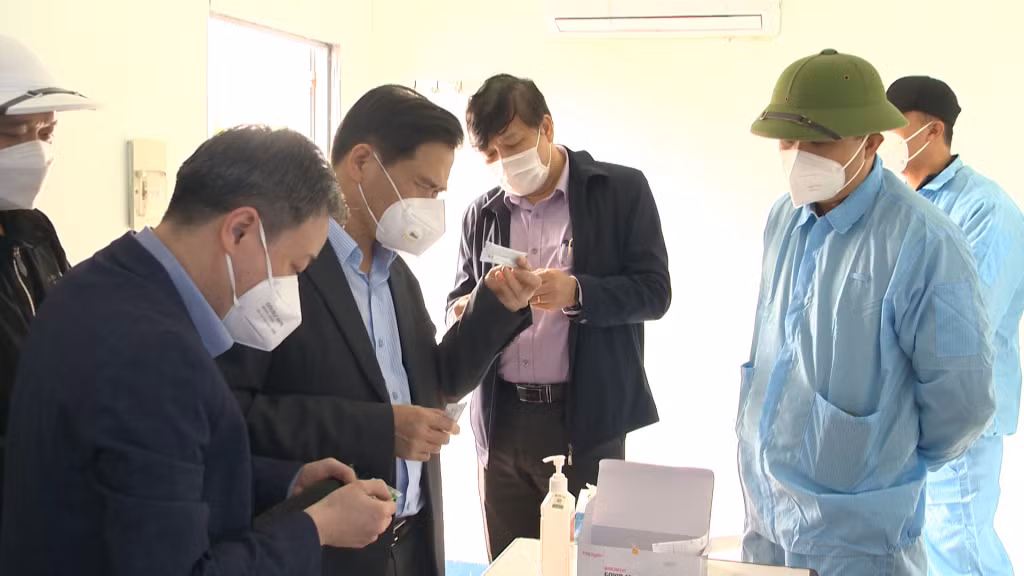 Đồng chí Bùi Văn Khắng, Phó Chủ tịch UBND tỉnh kiểm tra cơ sở vật chất tại chốt kiểm soát vào vùng xanh an toàn cửa khẩu cầu Bắc Luân II.