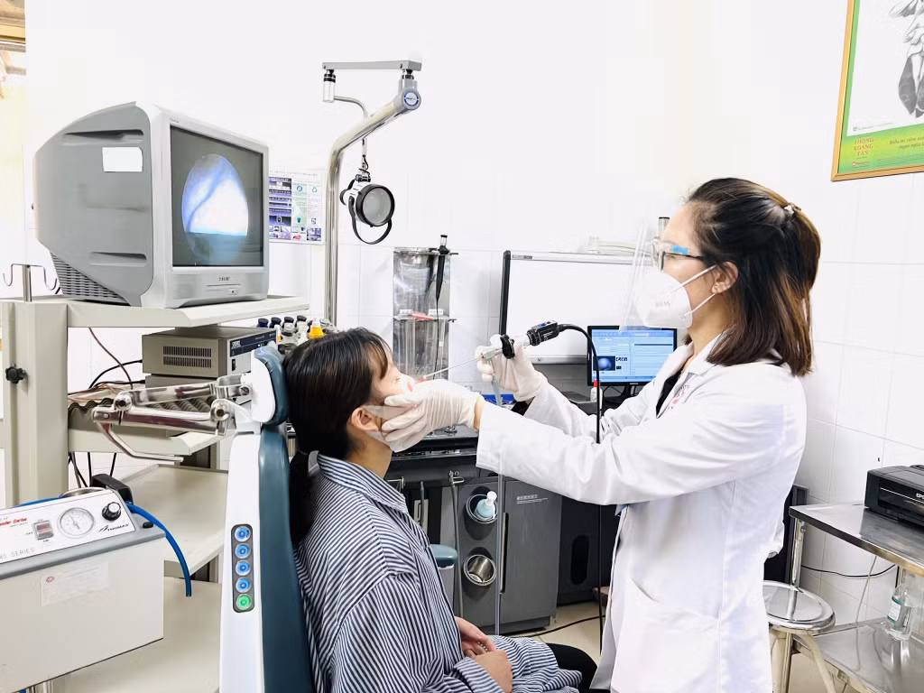 Bác sĩ Đỗ Huyền Trang kiểm tra mũi cho bệnh nhân sau phẫu thuật nội soi xong mũi bằng ứng dụng hệ thống định vị ba chiều Brainlab Curve.