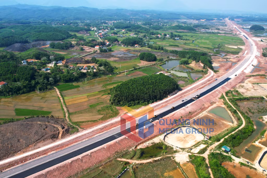 Thi công cao tốc Tiên Yên - Móng Cái (4-2022). Ảnh: Đỗ Phương