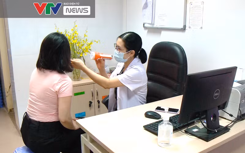 Bác sĩ thăm khám cho một bệnh nhân bị tổn thương da.
