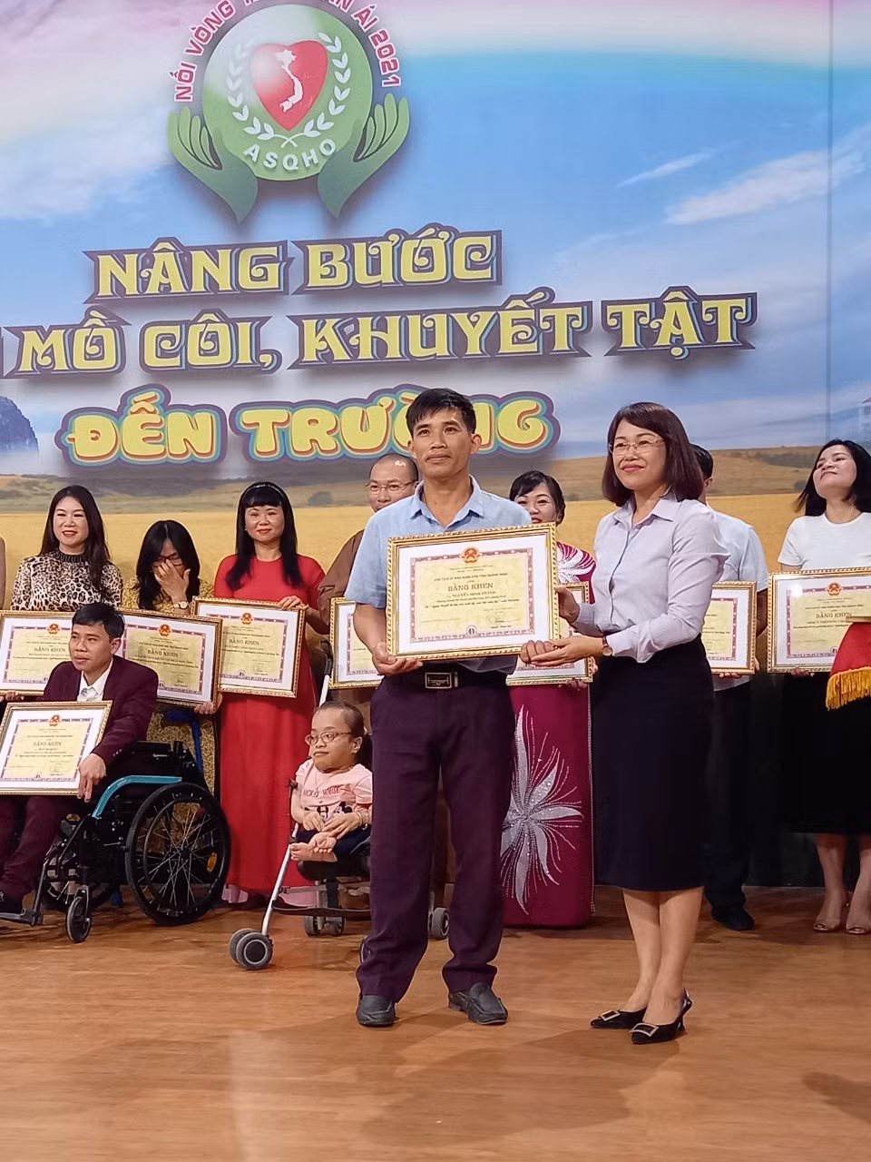 Anh Thành nhận Bằng khen của UBND tỉnh Quảng Ninh tại chương trình Nối vòng tay nhân ái vì người khuyết tật và trẻ mồ côi năm 2021