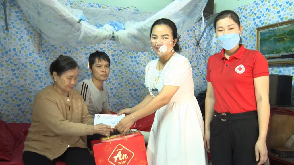 Chị Phạm Thị Hoài Thu đến thăm, tặng quà gia đình người khuyết tật tại phường Cẩm Trung, TP Cẩm Phả
