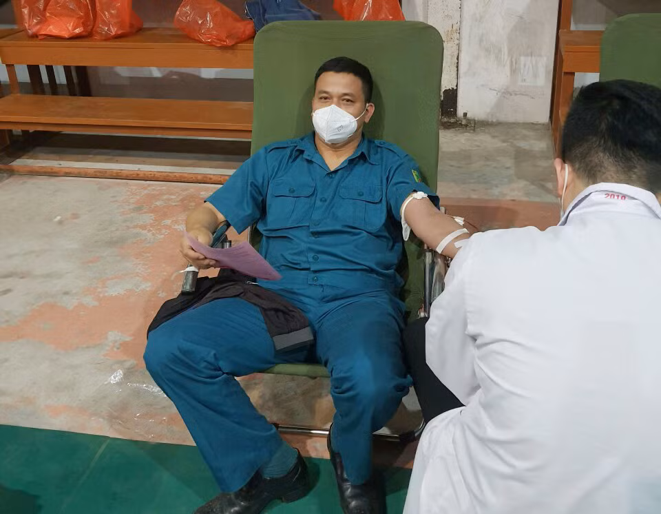 Anh Phạm Ngọc Quý, Chỉ huy trưởng Ban CHQS xã Quảng Đức (huyện Hải Hà) tham gia hiến máu tình nguyện.