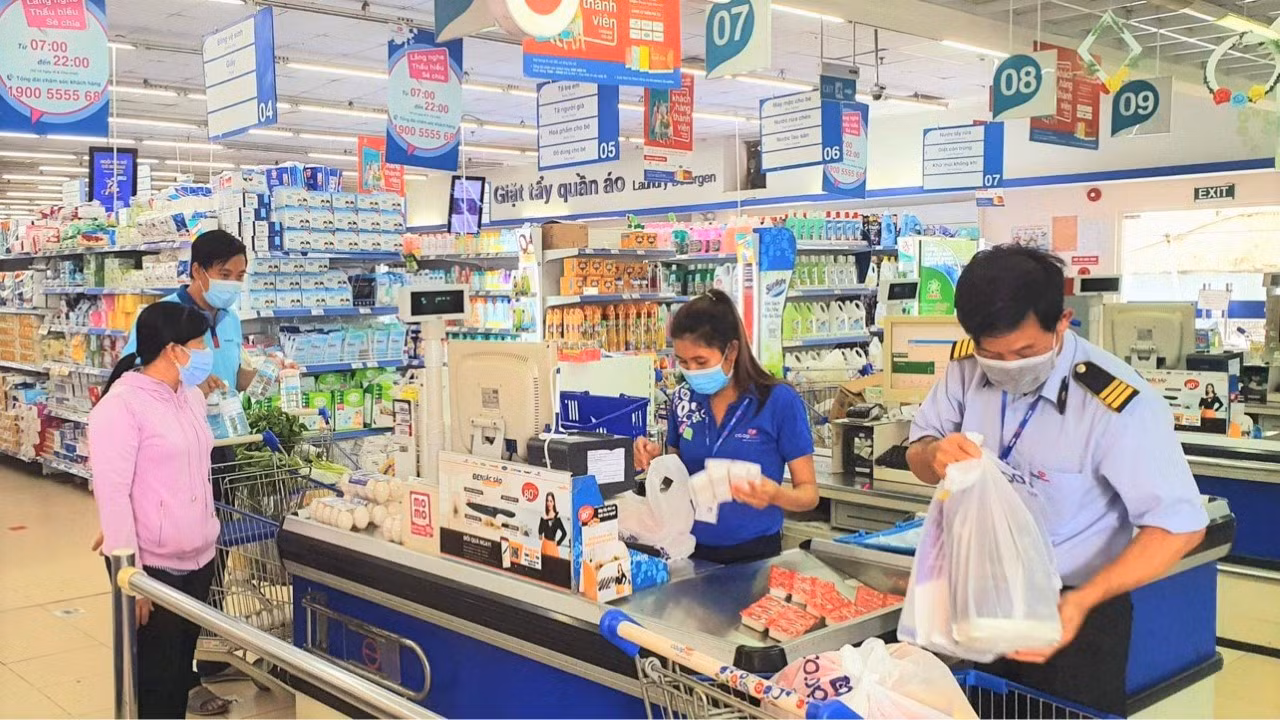 Khách hàng chọn mua sắm trong các siêu thị là do có nhiều chương trình giảm giá và sản phẩm có nguồn gốc xuất xứ rõ ràng.