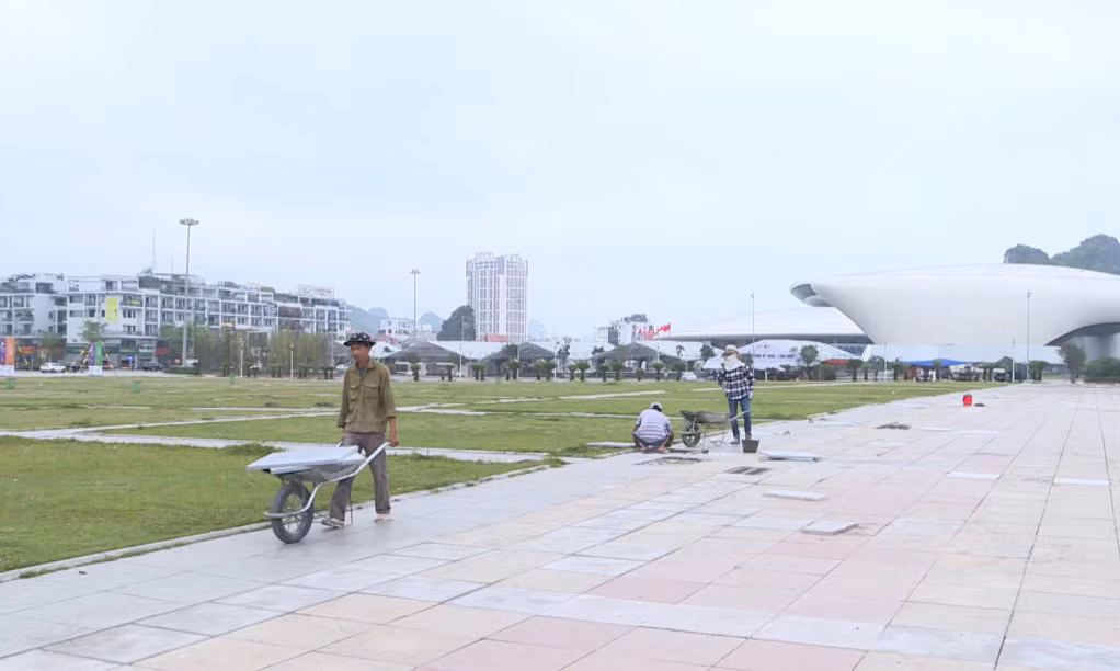 Công tác chỉnh trang đô thị, tu sửa lại những hạng mục xuống cấp tại Quảng trường 30/10 cũng đang được TP Hạ Long gấp rút thực hiện.