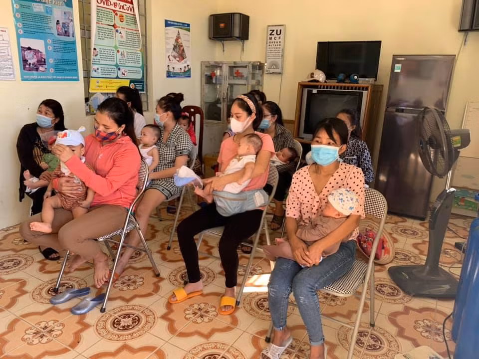 Tư vấn về sức khỏe sinh sản cho bà mẹ trẻ em tại Trạm Y tế xã Hạ Long (huyện Vân Đồn),