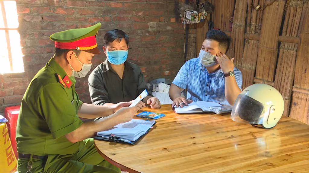 Công an xã Đồng Văn (huyện Bình Liêu) tuyên truyền Luật giao thông cho người dân trên địa bàn.